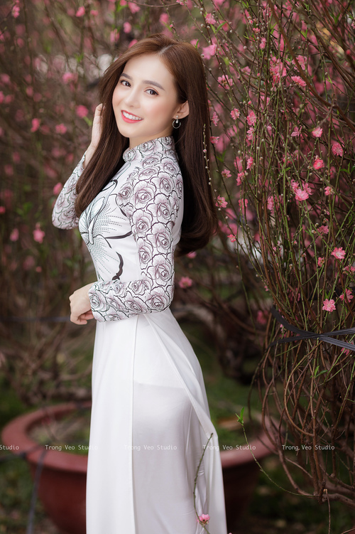 开云体育入口-_极限滑雪飞跃：突破雪山的速度与激情_，极限滑雪视频欣赏